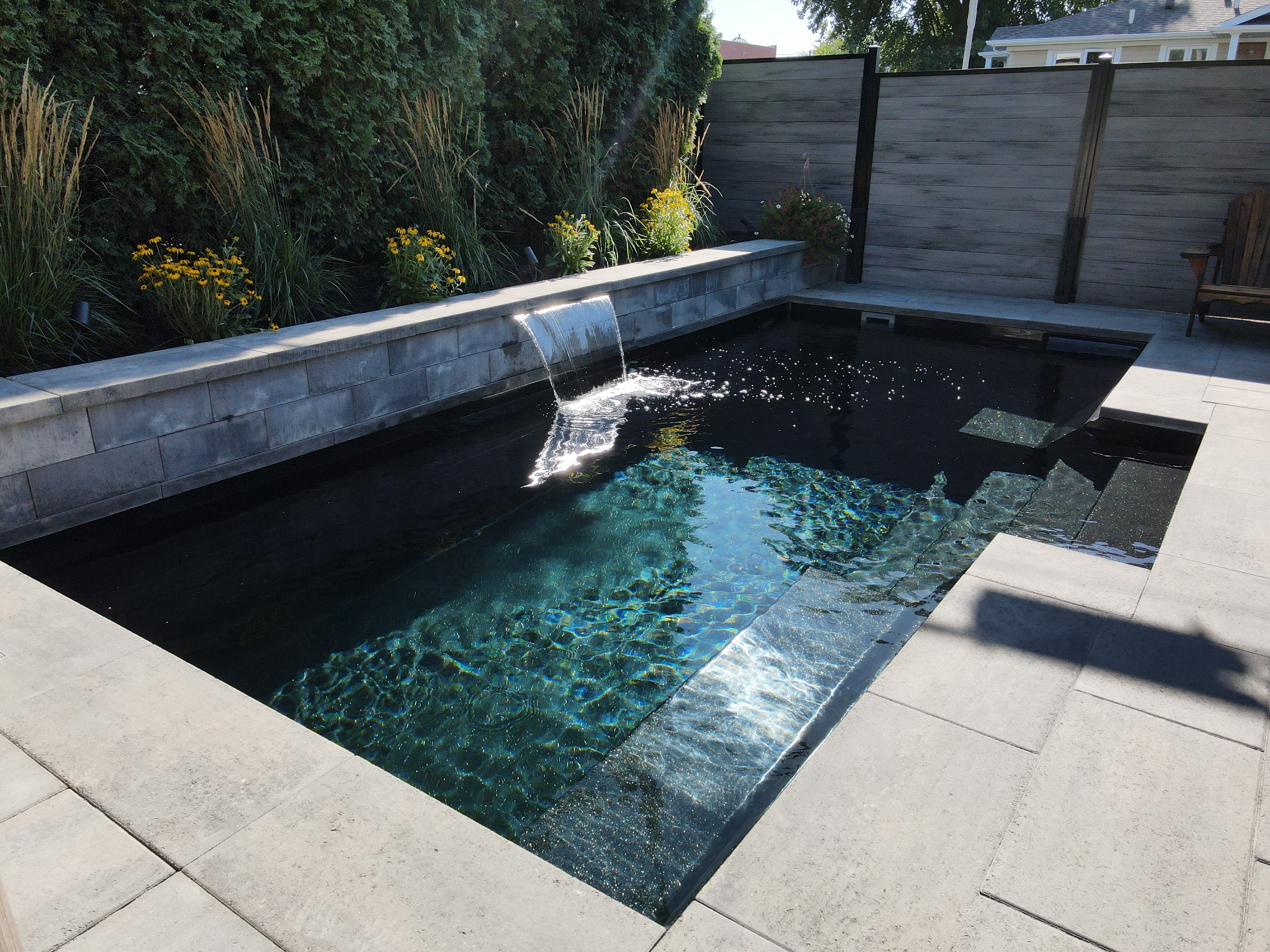 Piscine fibre de verre 12x22 — Noir — réalisation Piscine Riviera